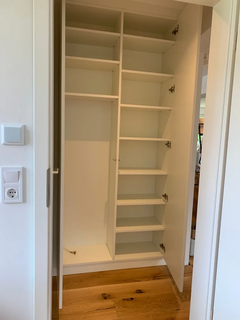 Offener Abstellschrank mit Regalfächern unter Dachschräge