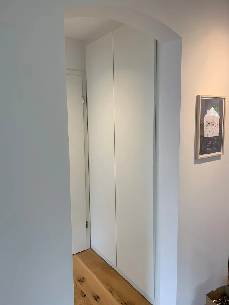 Geschlossener Einbauschrank mit schmaler Tür im Flur