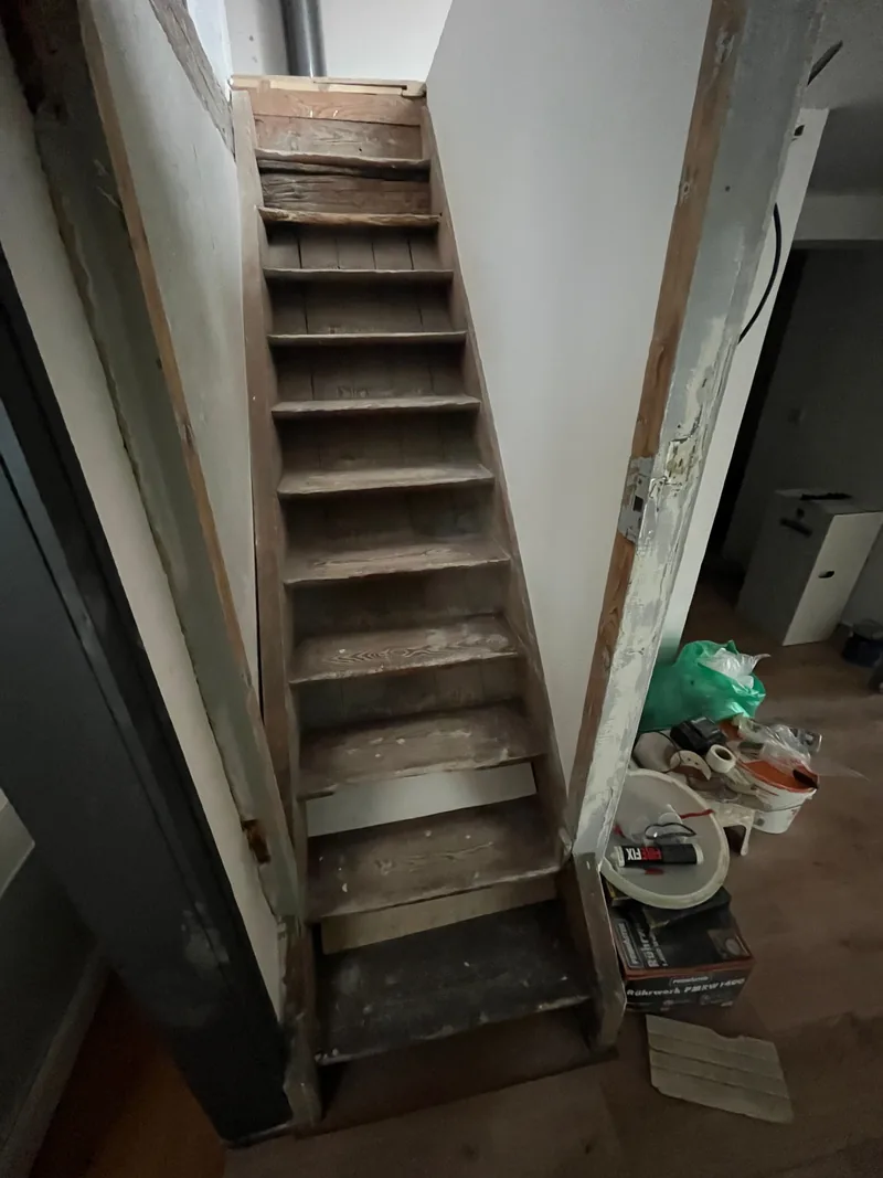 Alte Holztreppe vor der Sanierung