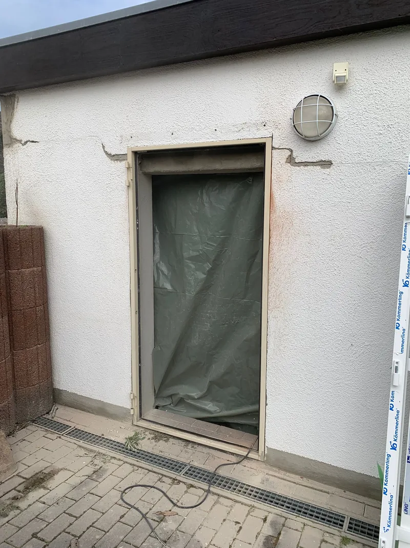 Rohöffnung für eine neue Außentür vor dem Einbau