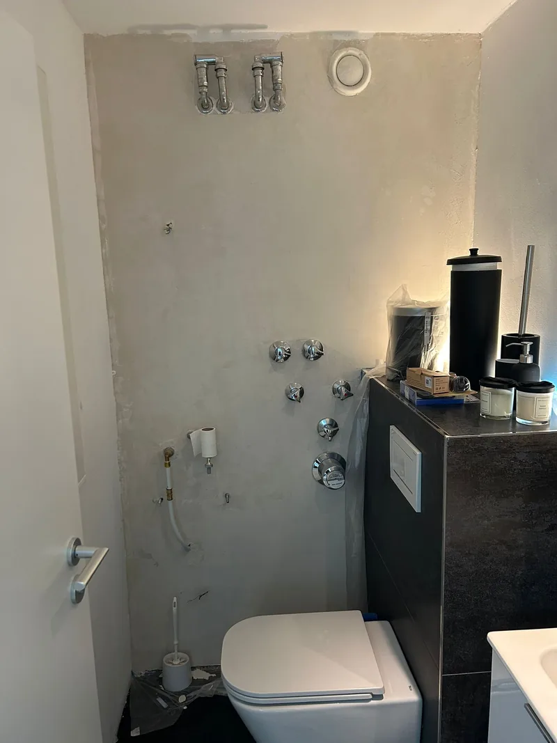 Bad im Rohzustand mit offener Installation