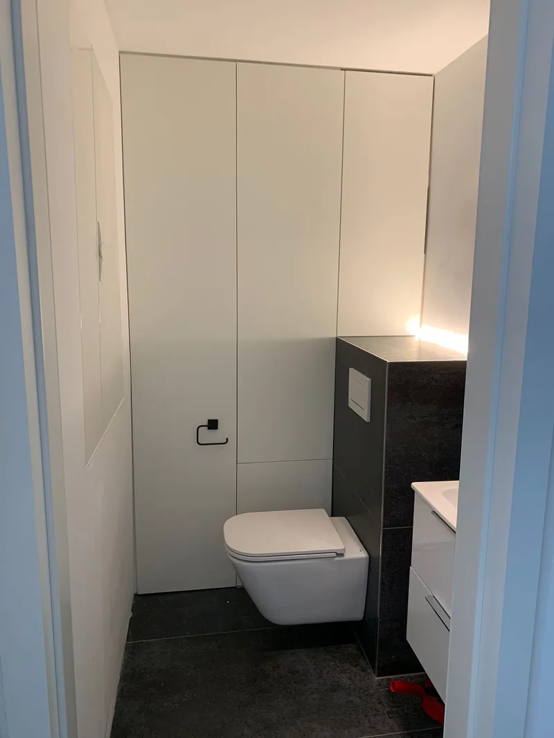 Fertig verkleidetes Bad mit integriertem Hänge-WC