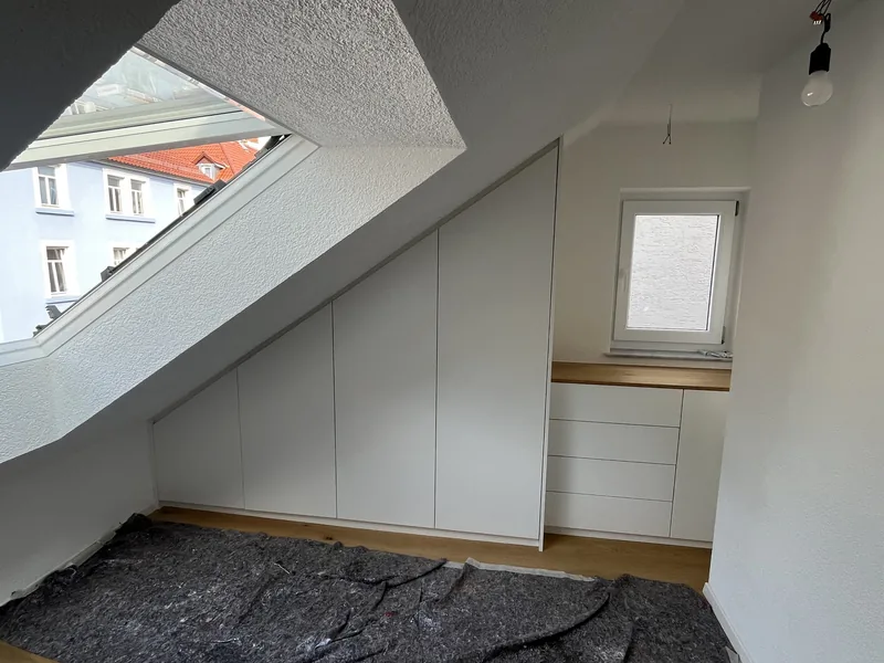 Geschlossener Einbauschrank unter Dachschräge mit Kommode