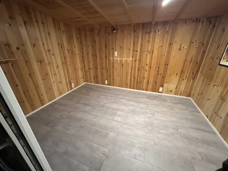 Neuer Fliesenboden im sanierten Gartenhaus