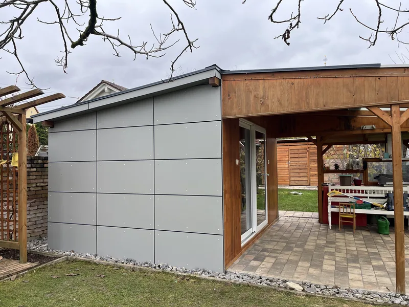 Gartenhaus mit neuer Plattenfassade