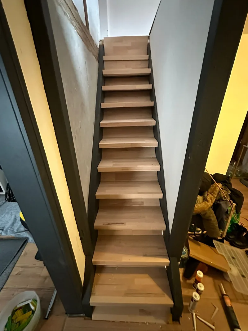 Aufgearbeitete Holztreppe mit erneuerten Stufen