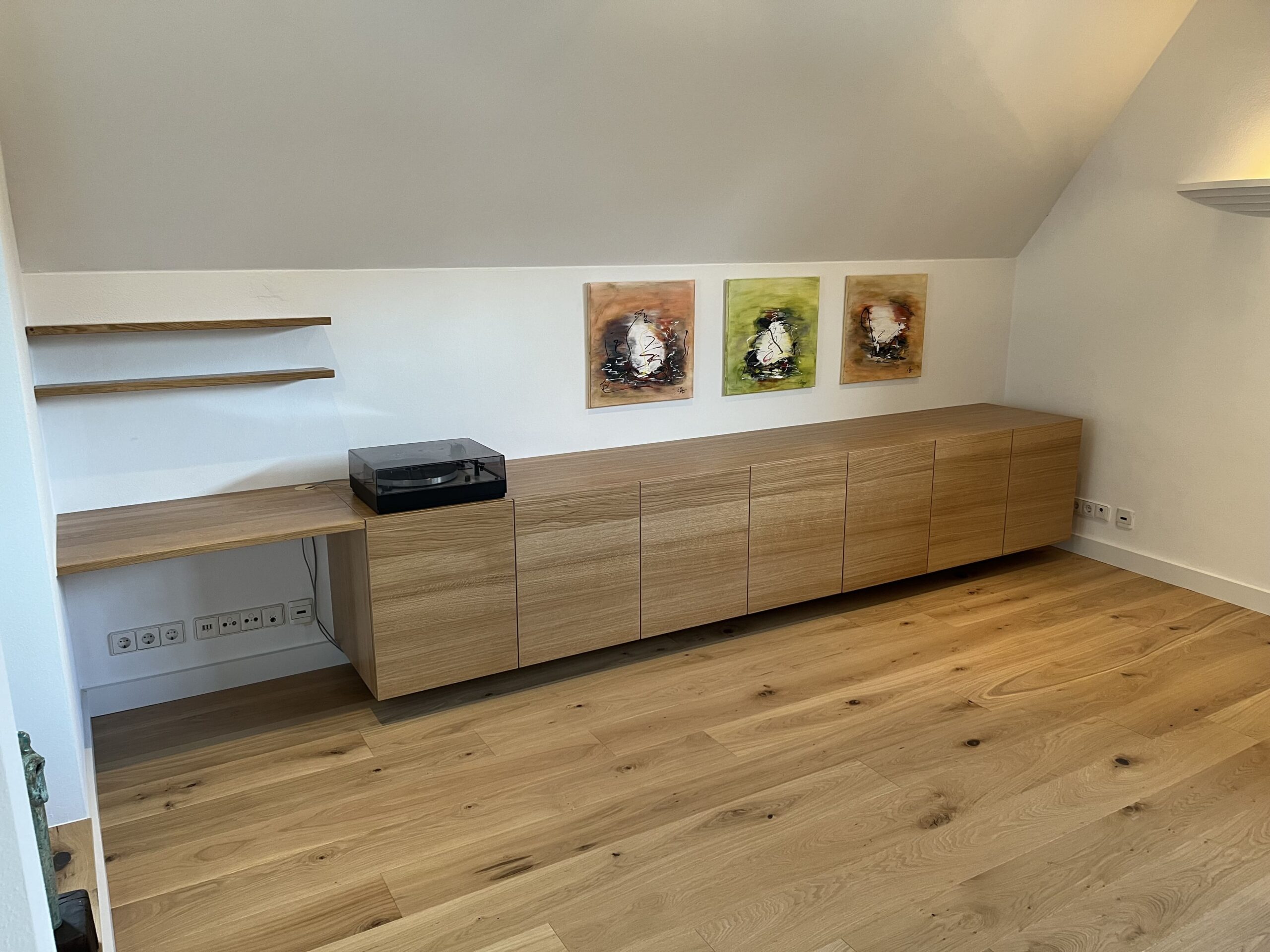 Individueller Innenausbau mit Wandgestaltung und integrierter Beleuchtung