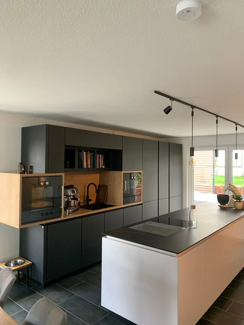 Moderne Küche in Anthrazit mit großer Kochinsel