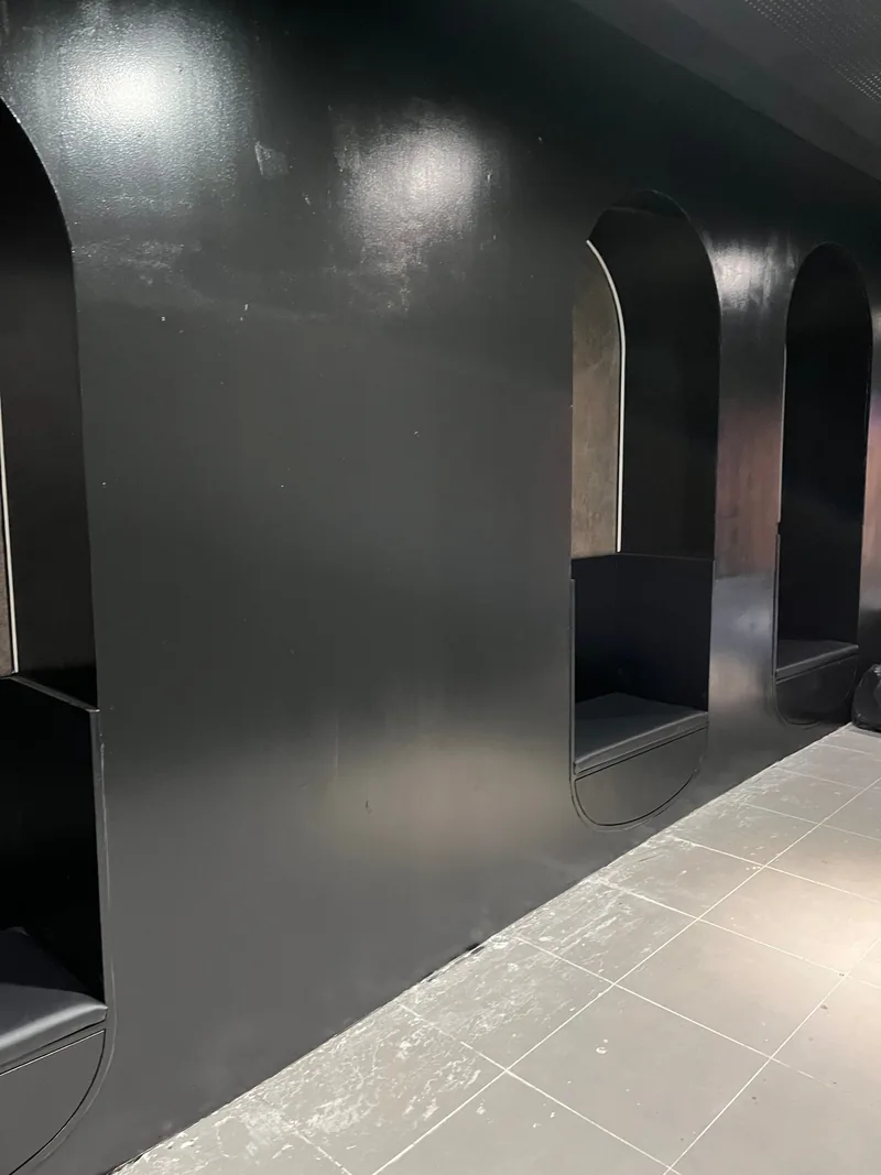 Fertige Wandnischen mit Sitzbank im Ladenbau