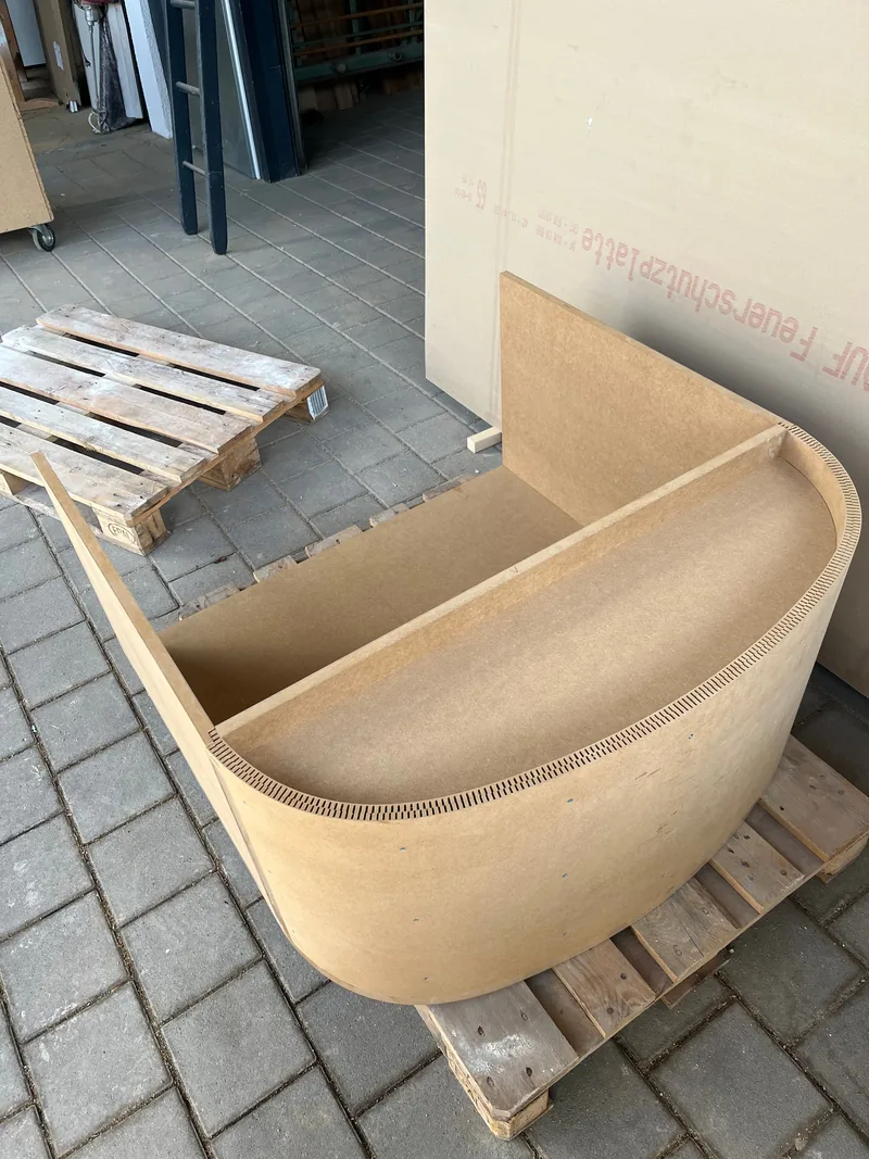 Gebogenes Möbelbauteil in der Werkstatt