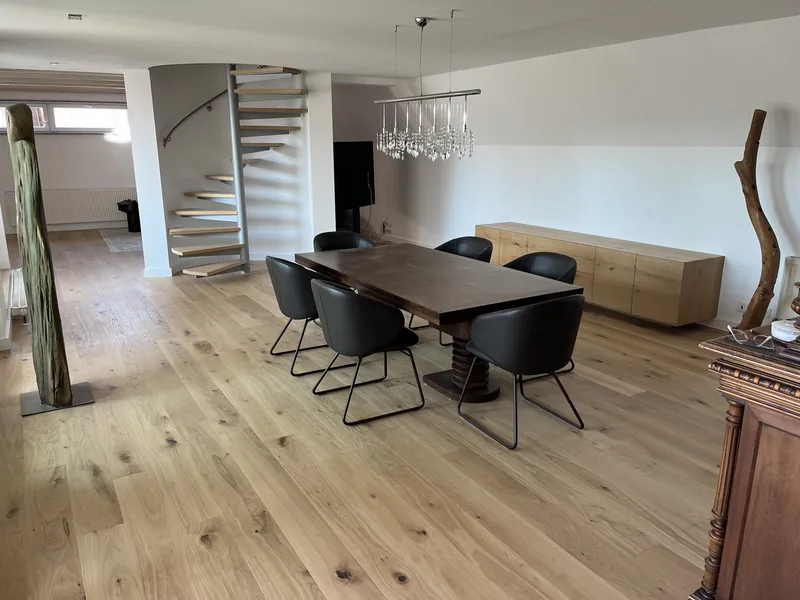 Fertig verlegter Parkettboden im Flur mit Wendeltreppe
