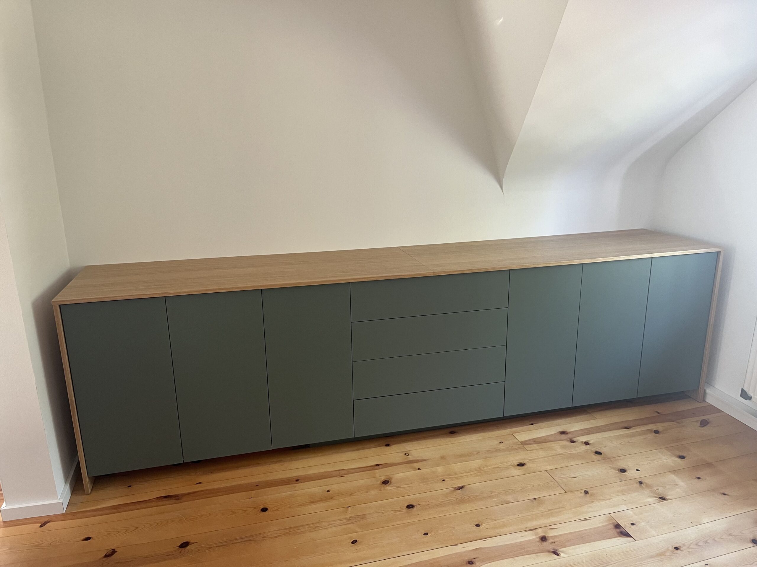 Esstisch und maßgefertigtes Sideboard im Wohnbereich