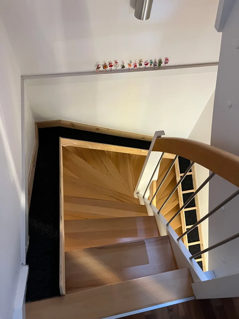Offene Wendeltreppe aus Holz, Blick von oben