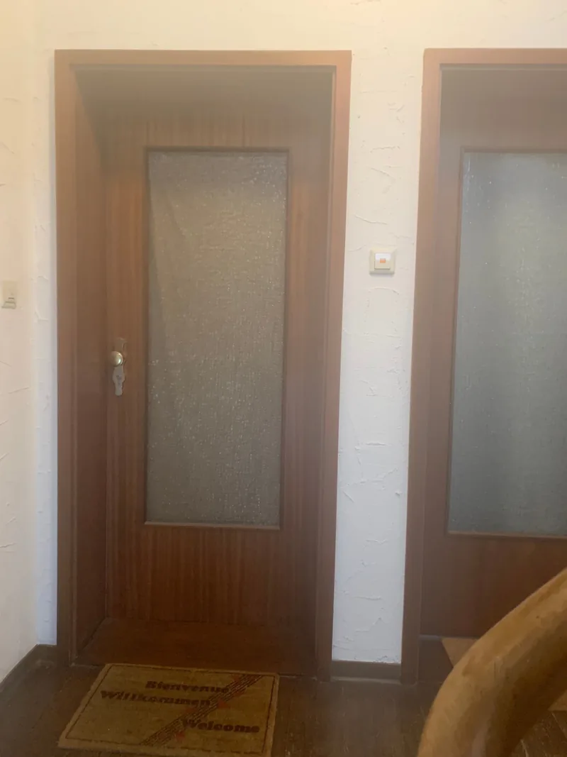 Alte Wohnungstüren mit Riffelglas vor der Erneuerung