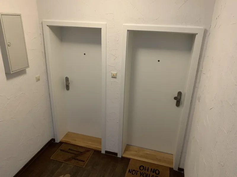Neue weiße Sicherheits-Wohnungstüren mit Spion